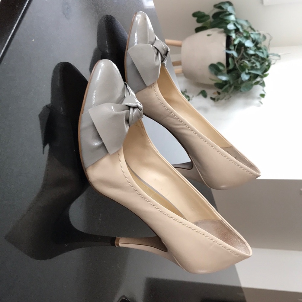 Nine West heels 3.5 inch heel . ivory leather , grey patent toe bow detail.